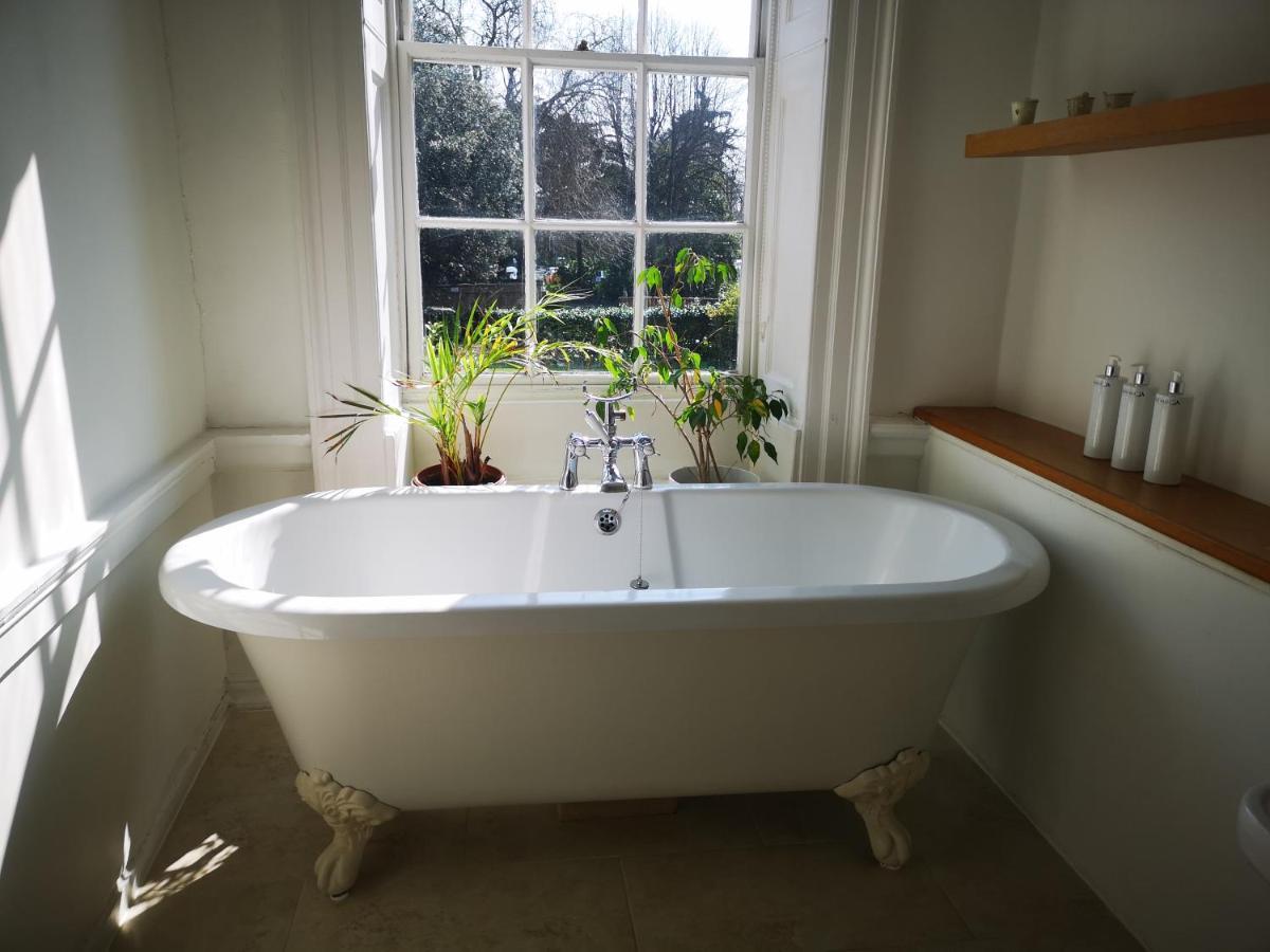 East Pallant Bed And Breakfast, Located In Large Georgian Townhouse In Central Chichester Bagian luar foto