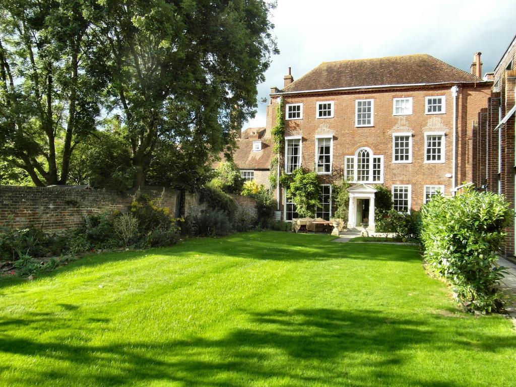 East Pallant Bed And Breakfast, Located In Large Georgian Townhouse In Central Chichester Bagian luar foto