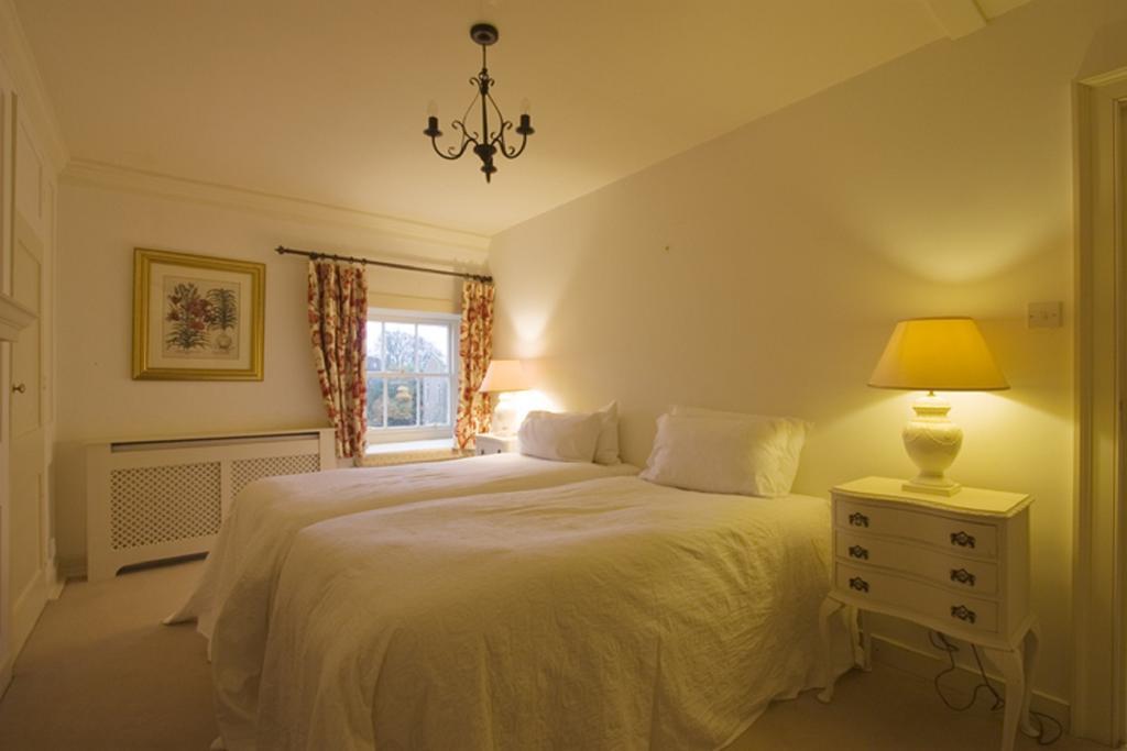 East Pallant Bed And Breakfast, Located In Large Georgian Townhouse In Central Chichester Ruang foto