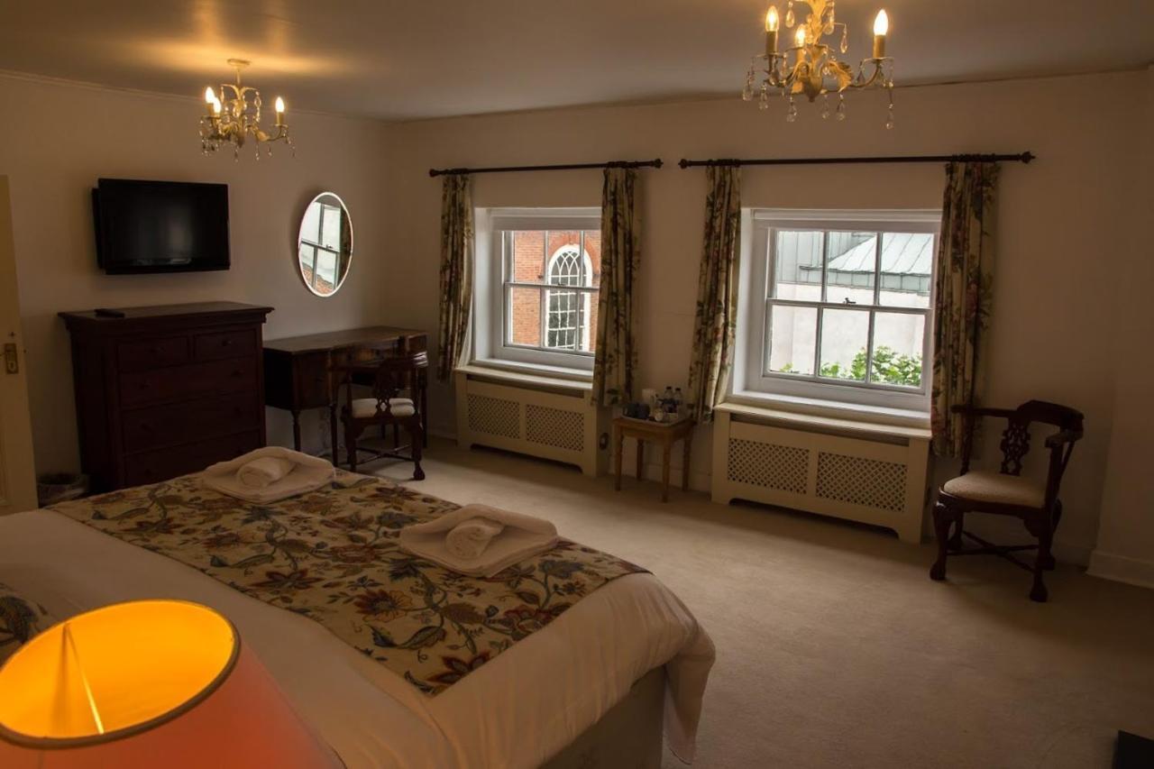 East Pallant Bed And Breakfast, Located In Large Georgian Townhouse In Central Chichester Bagian luar foto