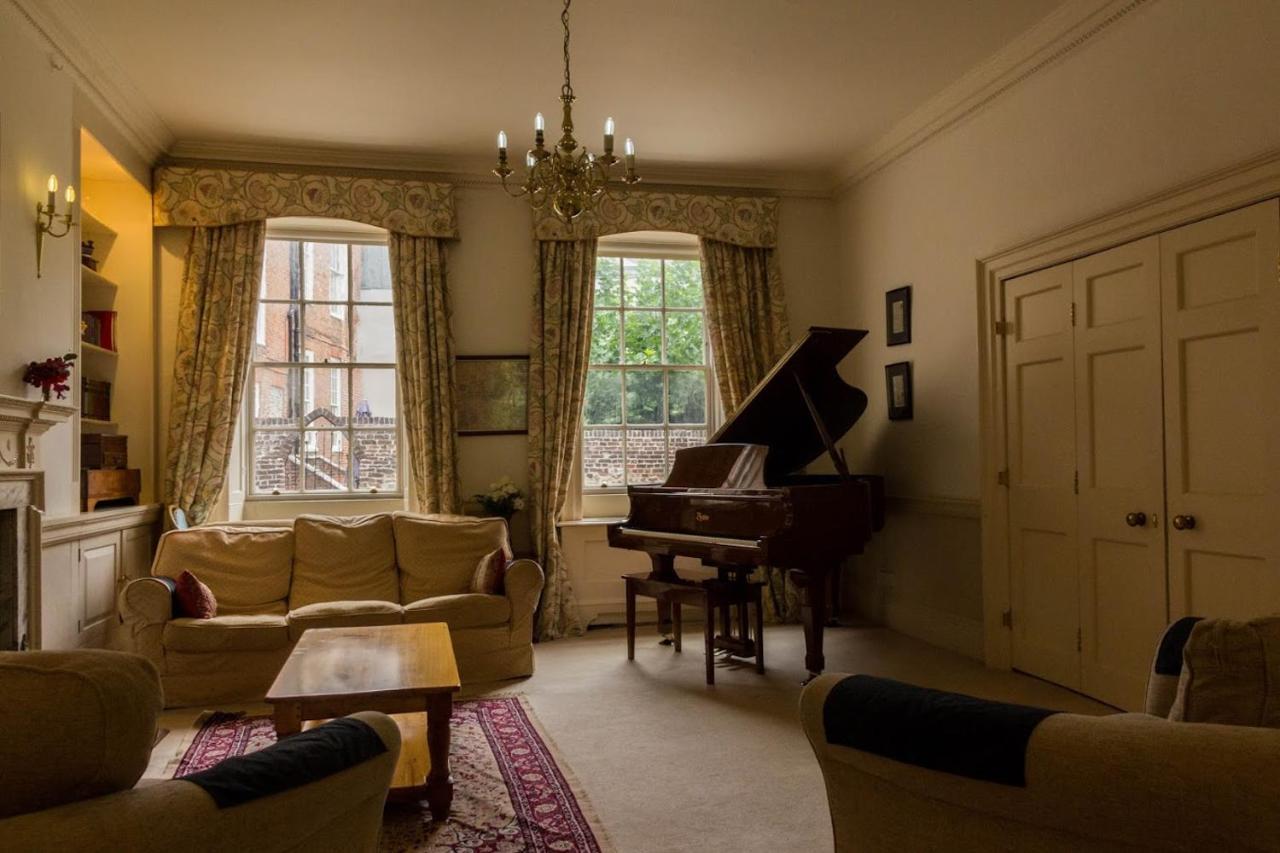 East Pallant Bed And Breakfast, Located In Large Georgian Townhouse In Central Chichester Bagian luar foto