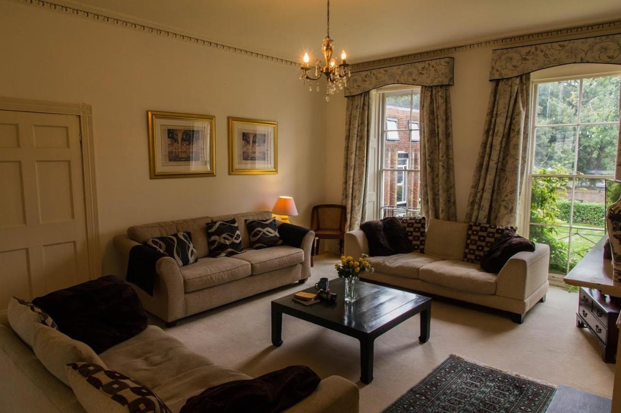 East Pallant Bed And Breakfast, Located In Large Georgian Townhouse In Central Chichester Bagian luar foto