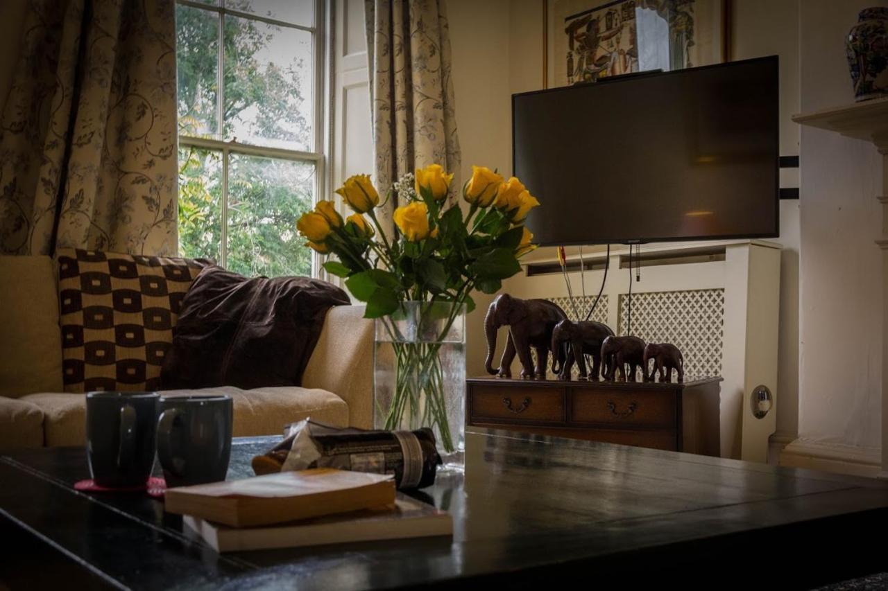 East Pallant Bed And Breakfast, Located In Large Georgian Townhouse In Central Chichester Bagian luar foto