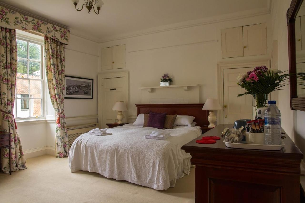 East Pallant Bed And Breakfast, Located In Large Georgian Townhouse In Central Chichester Bagian luar foto