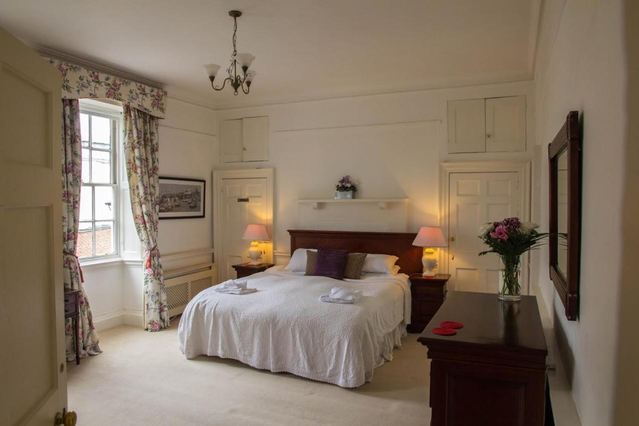 East Pallant Bed And Breakfast, Located In Large Georgian Townhouse In Central Chichester Bagian luar foto