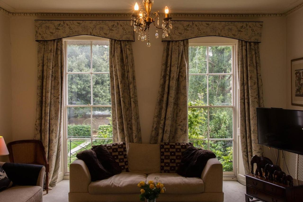 East Pallant Bed And Breakfast, Located In Large Georgian Townhouse In Central Chichester Bagian luar foto