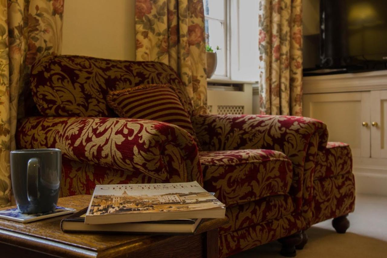 East Pallant Bed And Breakfast, Located In Large Georgian Townhouse In Central Chichester Bagian luar foto