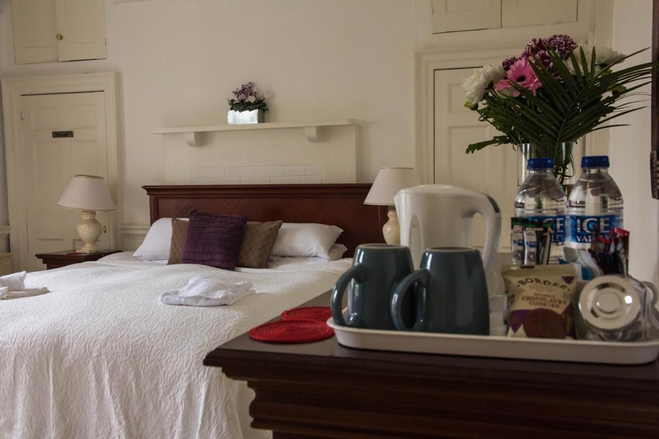 East Pallant Bed And Breakfast, Located In Large Georgian Townhouse In Central Chichester Bagian luar foto