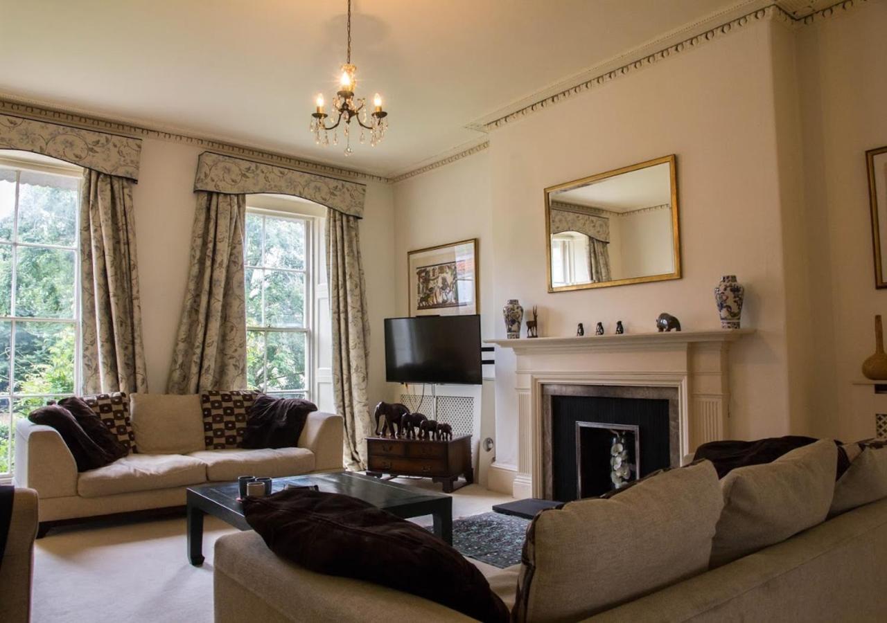 East Pallant Bed And Breakfast, Located In Large Georgian Townhouse In Central Chichester Bagian luar foto