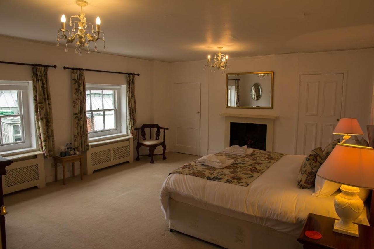 East Pallant Bed And Breakfast, Located In Large Georgian Townhouse In Central Chichester Bagian luar foto