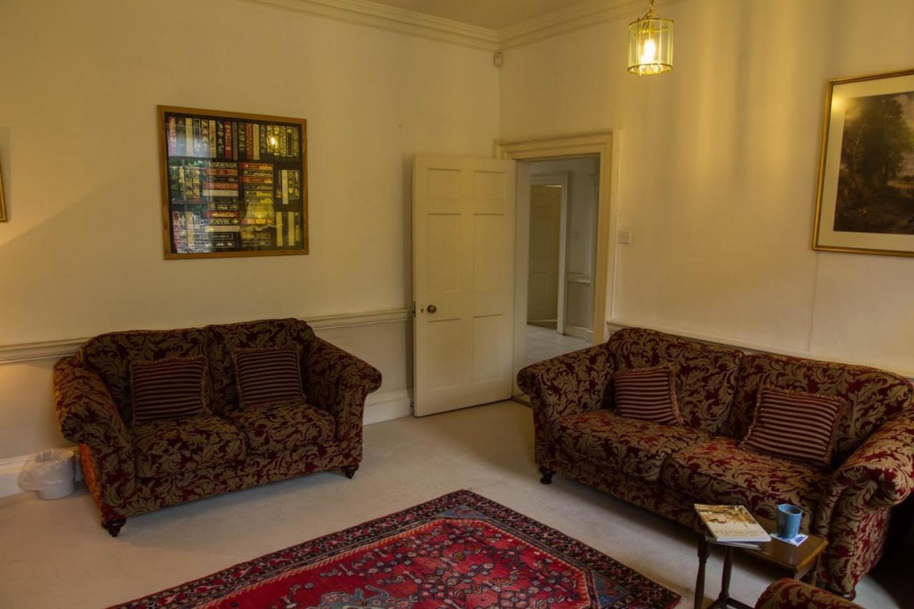 East Pallant Bed And Breakfast, Located In Large Georgian Townhouse In Central Chichester Bagian luar foto