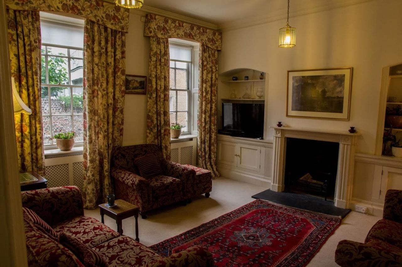 East Pallant Bed And Breakfast, Located In Large Georgian Townhouse In Central Chichester Bagian luar foto